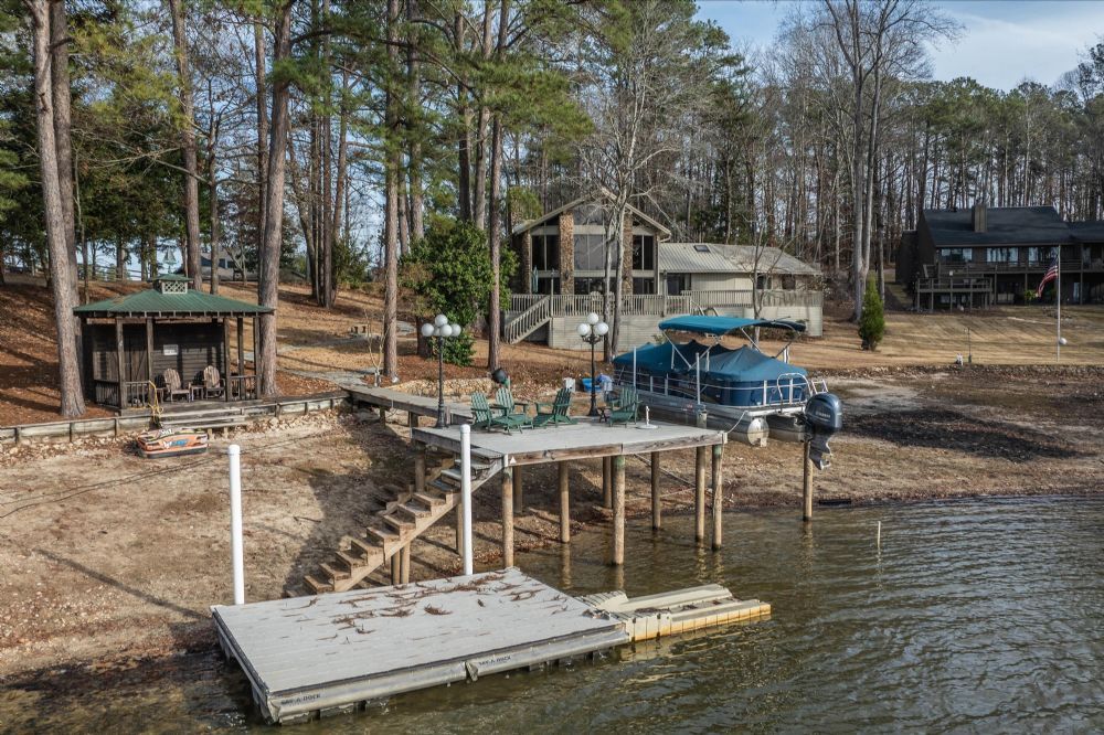 Real Estate Listing Furnished Lakefront Home in Windermere!